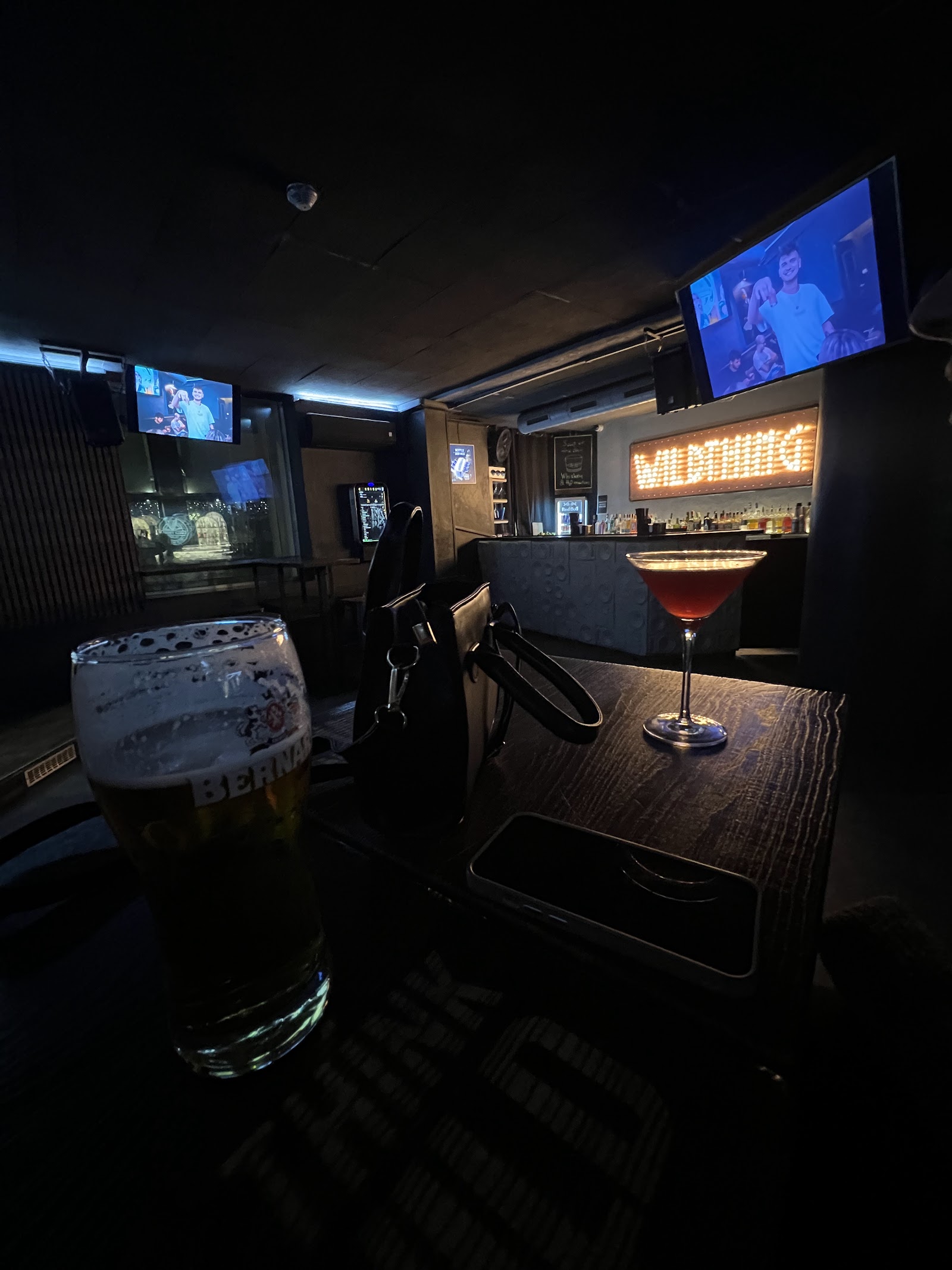 Večerní drinky a atmosféra v klubu Wild Thing